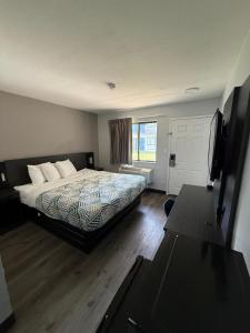 Una cama o camas en una habitación de Motel 6-Enfield, CT - Hartford