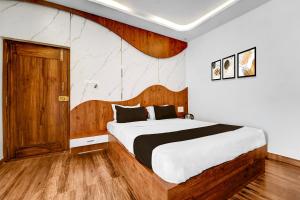 Vānivilāsa PuramHotel O Udaya Residency的房间里有一张大床的卧室