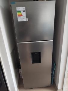 ein Edelstahlkühlschrank in einem Zimmer in der Unterkunft Departamento en Viña del Mar, Vista uno norte in Viña del Mar