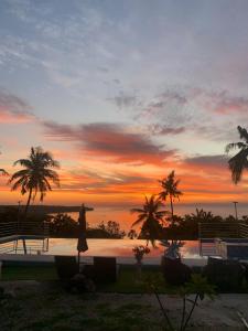 Η ανατολή ή δύση του ηλίου όπως φαίνεται από αυτό το διαμέρισμα ή από εκεί κοντά