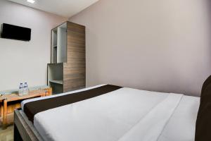 Ένα ή περισσότερα κρεβάτια σε δωμάτιο στο Hotel O Sharan Guest House