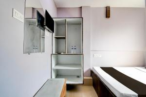 Ένα ή περισσότερα κρεβάτια σε δωμάτιο στο Hotel O Sharan Guest House