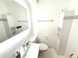 Koupelna v ubytování Monolocale in centro, Piscina e 400mt da Skilift + 8 fotografií