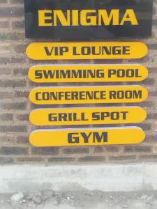 奥韦里Hotel Enigma的砖墙上的一组标志