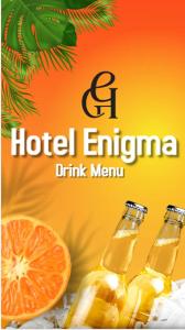奥韦里Hotel Enigma的两瓶酒店埃米纳姆酒单上的酒水，配一个橙子