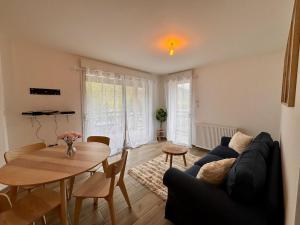 卢登维耶尔Appartement 4 pers à 200m du Skyvall的客厅里有一张桌子和一张沙发 更多10张照片