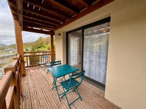 卢登维耶尔Appartement 4 pers à 200m du Skyvall的阳台上有桌椅