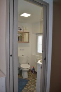 La Blanche des Marais, maison de ville في Picauville: حمام مع مرحاض ومغسلة