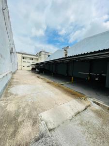 an empty parking lot next to a building at Hotel Transbrasil in Belém
