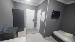 TV a/nebo společenská místnost v ubytování Imran Hotel Navoiy + 39 fotografií