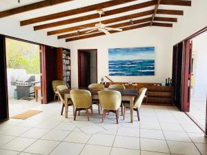 Port ElizabethにあるGingerlilly Villa - with stunning harbour viewsのテーブルと椅子のあるダイニングルーム