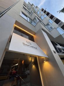 un bâtiment avec une enseigne sur la façade dans l'établissement Senator Barcelona Apartments, à Barcelone