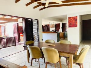 Port ElizabethにあるGingerlilly Villa - with stunning harbour viewsの木製のテーブルと椅子のあるダイニングルーム