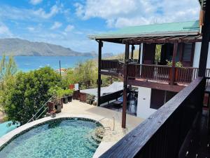 Port ElizabethにあるGingerlilly Villa - with stunning harbour viewsのスイミングプールとバルコニー付きの家