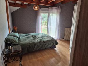 Ένα ή περισσότερα κρεβάτια σε δωμάτιο στο Calme et paisible maison au milieu de la foret