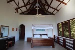 Port ElizabethにあるGingerlilly Villa - with stunning harbour viewsのベッドルーム1室(ベッド1台付) +65枚の写真