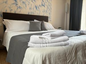 un grupo de toallas sentadas encima de una cama en bedbreakfast DINASTIA, en Monterosso Almo