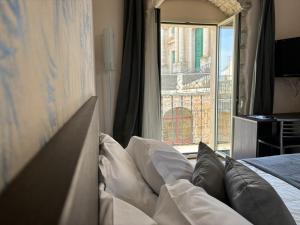 Un dormitorio con una cama y una ventana con vistas. en bedbreakfast DINASTIA, en Monterosso Almo