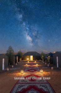 Una noche estrellada con la Vía Láctea en el cielo en Sahara Erg Chebbi Camp, en Merzouga