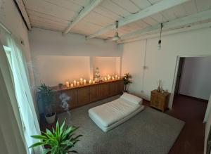 Ένα ή περισσότερα κρεβάτια σε δωμάτιο στο Maithree International Meditation Center