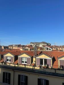 un grupo de casas encima de un edificio en Luminoso appartamento con garage privato gratuito, en Milán