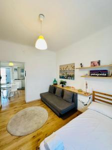 una sala de estar con un sofá y una mesa en Luminoso appartamento con garage privato gratuito, en Milán