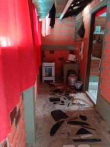 a room with a brick wall and a floor with debris at chalé em Tamandaré in Tamandaré