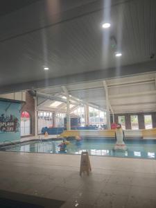 Swimmingpoolen hos eller tæt på Beautiful Holiday Home 3 Bed Caravan by The Beach, Free Wifi, Games Console, TVs & DVD's, Passes Not Included