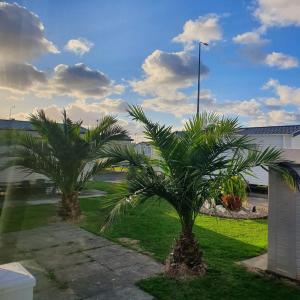 En have udenfor Beautiful Holiday Home 3 Bed Caravan by The Beach, Free Wifi, Games Console, TVs & DVD's, Passes Not Included + 59 billeder