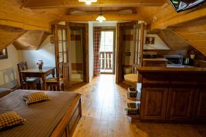 Zimmer mit einem Bett, einer Küche und einem Tisch in der Unterkunft Zrub Raj in Liptovský Ján