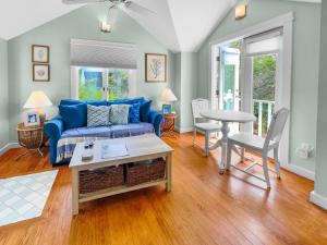 Χώρος καθιστικού στο Breakers and Carriage House l Seaside l 4 Bikes Included l Heated Community Pool