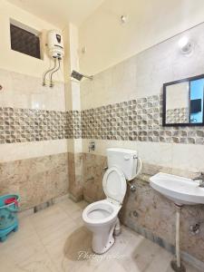 een badkamer met toilet en wastafel bij Fort View Palace in Jodhpur