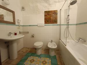 Vannituba majutusasutuses In Via Rosario - Ipogeo Holiday Home