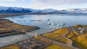 Una vista aérea de un cuerpo de agua con un puente. en Guesthouse Mikael, en Höfn