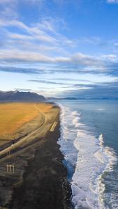 una vista aérea de una playa y el océano en Guesthouse Mikael, en Höfn