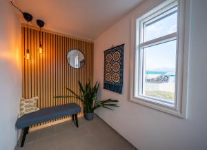 Habitación con banco y ventana en Guesthouse Mikael, en Höfn