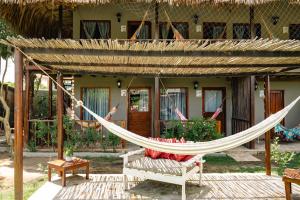 uma rede em frente a uma casa em Kite Eco House Salinas del rey em Salina de Rey