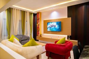 ein Wohnzimmer mit zwei Sesseln und einem Sofa in der Unterkunft Honorbox in Cotonou