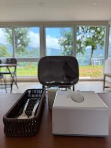 ポカラにあるBegnas horizonのデスク(ボックス、椅子付)