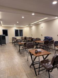 ポカラにあるBegnas horizonの部屋にテーブルと椅子が置かれた教室 +1枚の写真