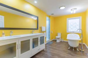 a bathroom with a sink and a tub and a toilet at Riverview Cottage Escape in Frankford +37 photos