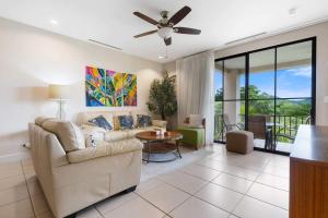 Χώρος καθιστικού στο Renovated Condo in High-End Resort Community with Spectacular Mountain Views, Modern Design, and Beach Club Access