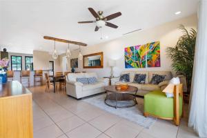 Χώρος καθιστικού στο Renovated Condo in High-End Resort Community with Spectacular Mountain Views, Modern Design, and Beach Club Access