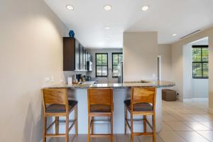 Η κουζίνα ή μικρή κουζίνα στο Renovated Condo in High-End Resort Community with Spectacular Mountain Views, Modern Design, and Beach Club Access +24 φωτογραφίες