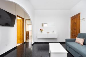 una sala de estar con un sofá y una mesa en Apartamento Campo Rosa Tacoronte, en Tacoronte