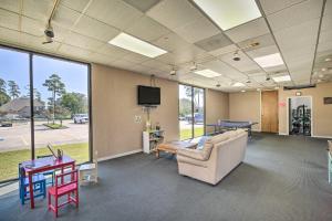 Et tv og/eller underholdning på Lake Conroe Home with Resort-Style Perks and Patio