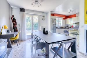 Kuchyň nebo kuchyňský kout v ubytování Latignaciens Maréchal - House - 20 min Disney