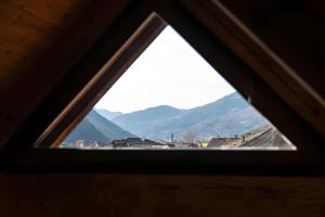una vista di una montagna da una finestra di Mansarda di charm Valli di Borzago a Mortaso