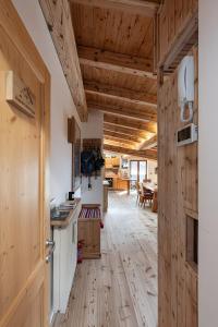 una cucina con pareti in legno e pavimenti in legno di Mansarda di charm Valli di Borzago a Mortaso