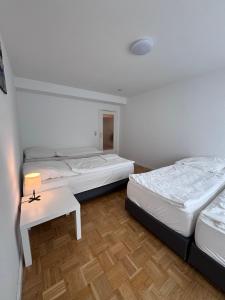 ein Zimmer mit zwei Betten und einem Tisch darin in der Unterkunft MonoApartment in Frankfurt am Main
